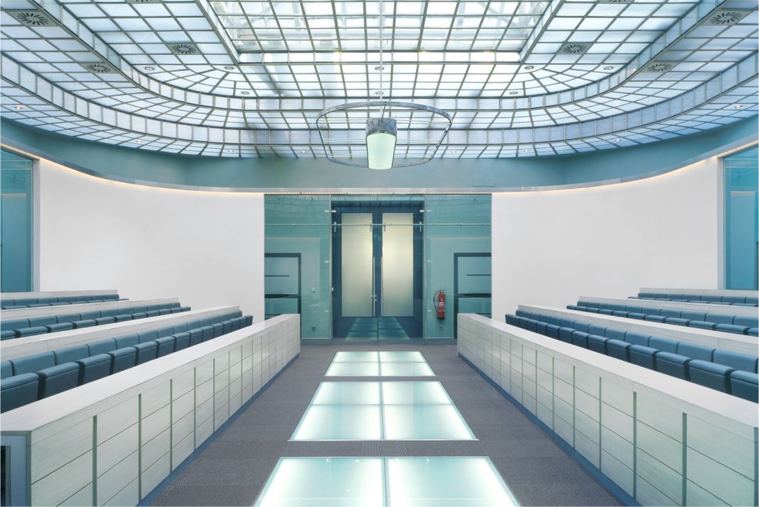 Aula s proskleným stropem