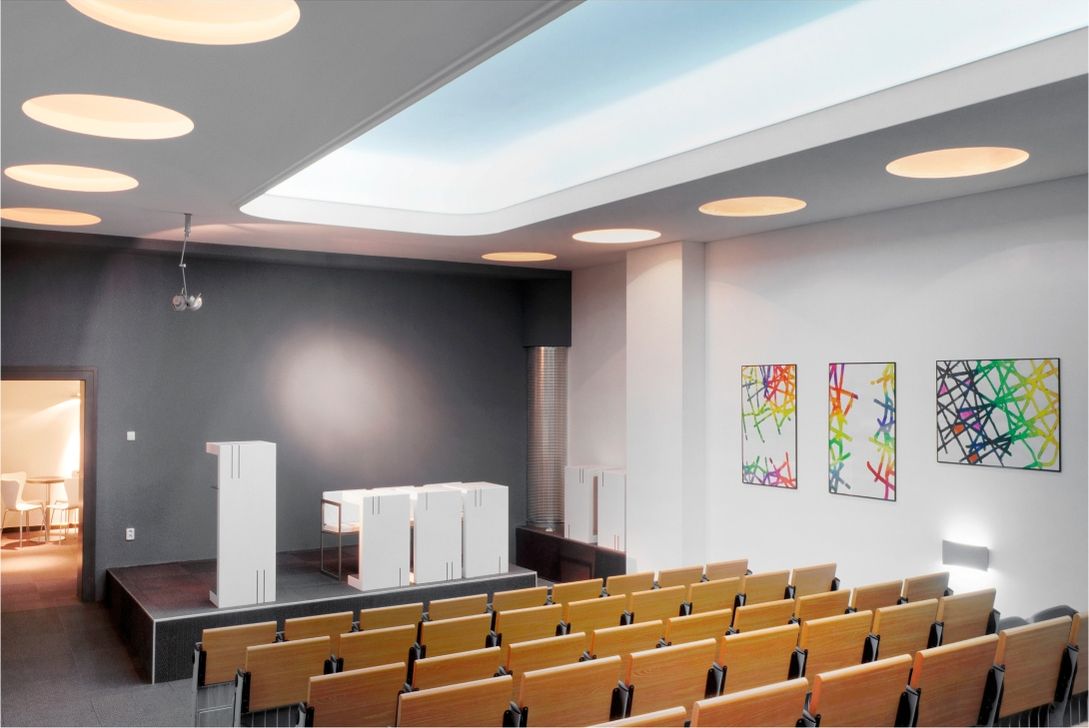 Posluchárna s barevnými obrazy na stěnách