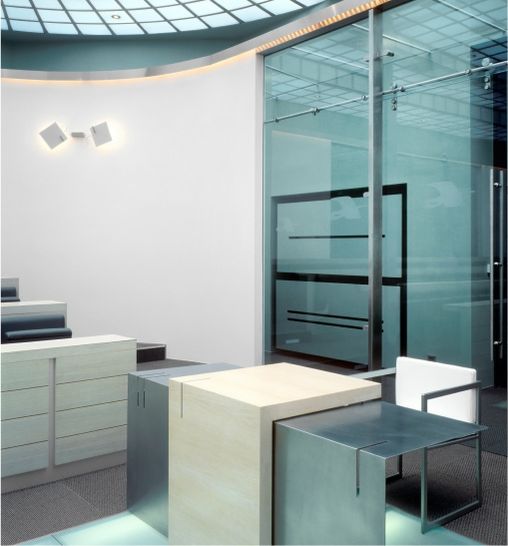 Prosklená část se stoly České advokátní komory