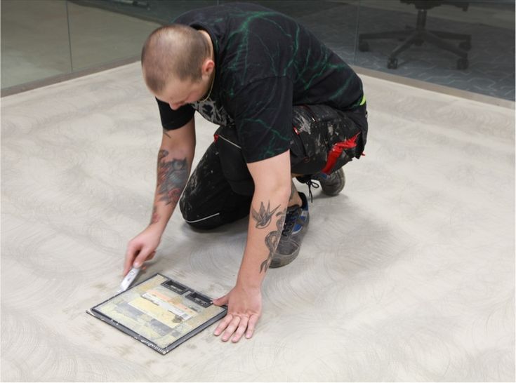 Muž pokládající podlahu