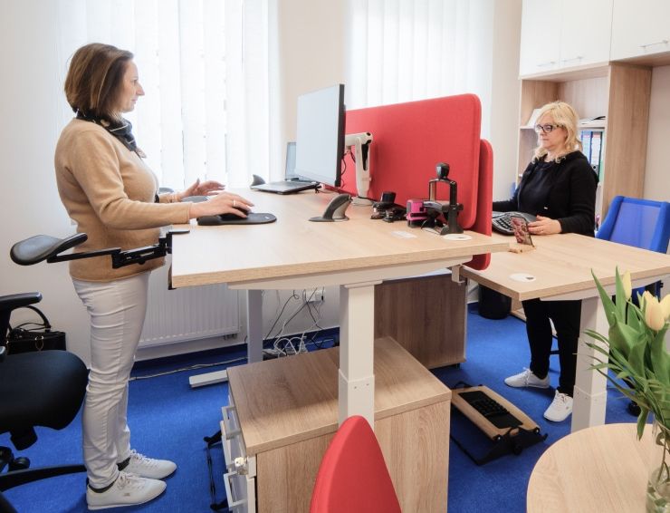 Dvě ženy pracující u polohovatelných stolů