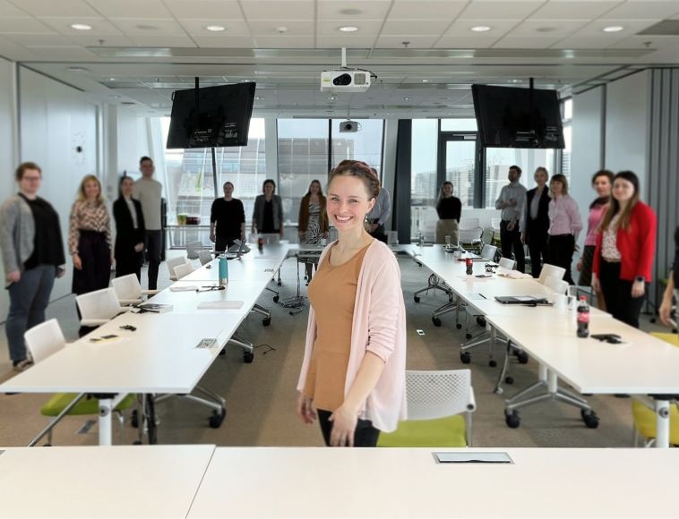 Tým šťastných lidí v kanceláři